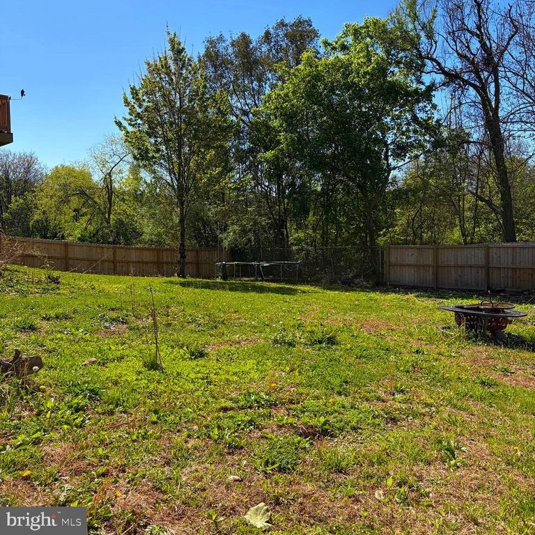 Image 6 of property listing at 108 ACOUSTIC DR, Martinsburg, WV 25404