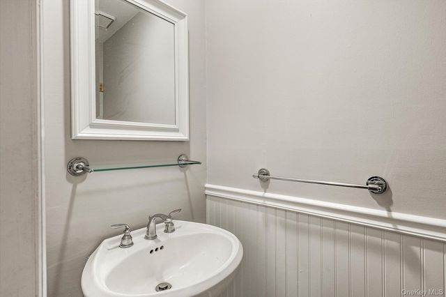 28 Stratford Circle, Farmingdale, NY 11735