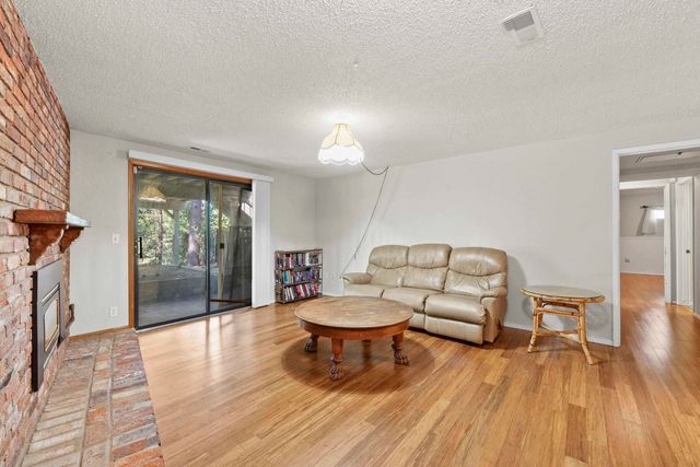 912 W Bellwood Dr, Spokane, WA 99218