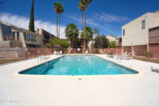 1600 N Wilmot Rd Unit 327, Tucson, AZ 85712