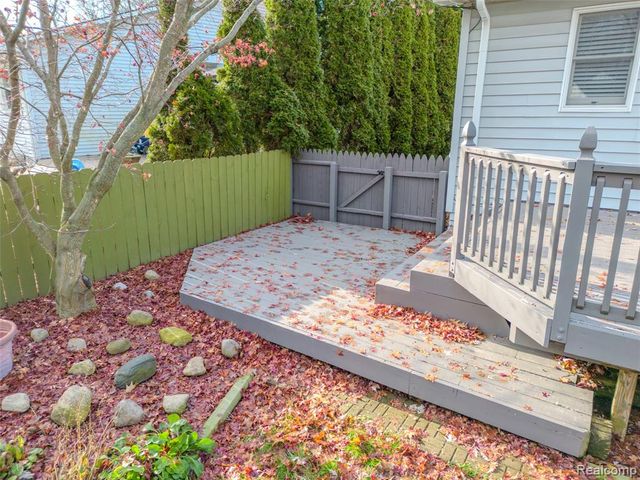 715 Lakeside Drive, Waterford, MI 48328