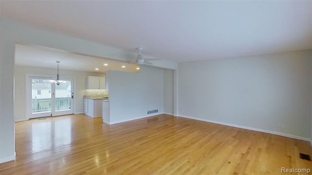 715 Lakeside Drive, Waterford, MI 48328