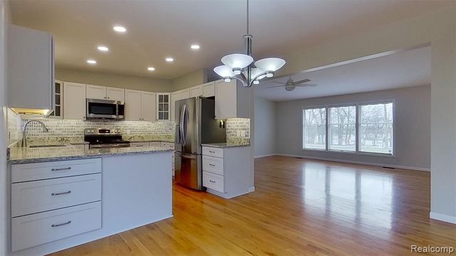 715 Lakeside Drive, Waterford, MI 48328