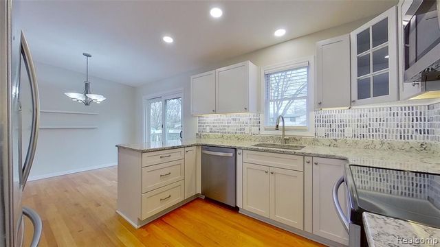 715 Lakeside Drive, Waterford, MI 48328