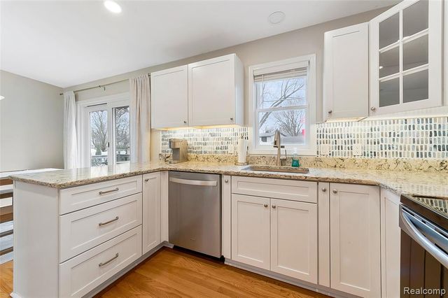 715 Lakeside Drive, Waterford, MI 48328