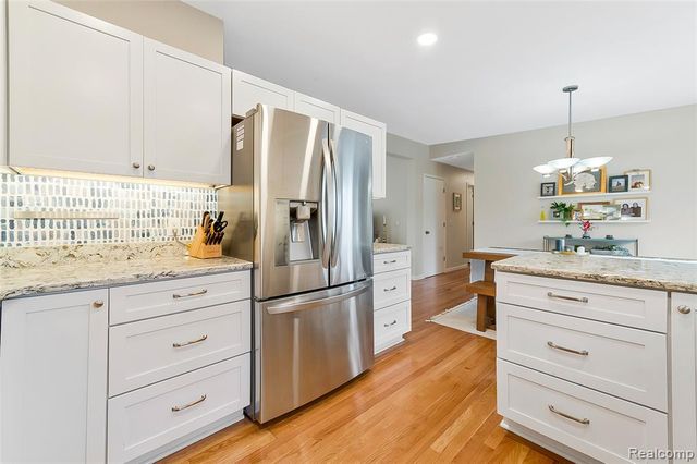 715 Lakeside Drive, Waterford, MI 48328