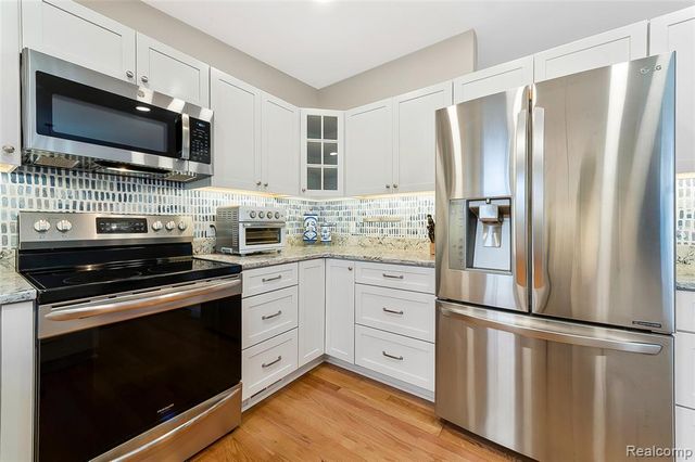 715 Lakeside Drive, Waterford, MI 48328