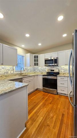715 Lakeside Drive, Waterford, MI 48328