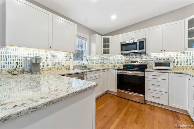 715 Lakeside Drive, Waterford, MI 48328