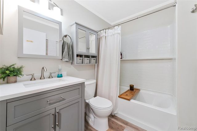 715 Lakeside Drive, Waterford, MI 48328