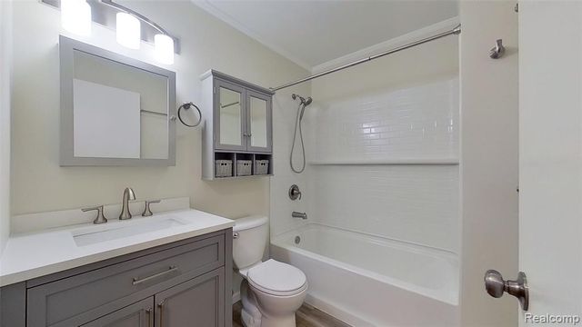 715 Lakeside Drive, Waterford, MI 48328