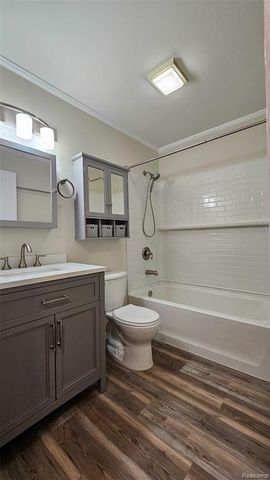 715 Lakeside Drive, Waterford, MI 48328