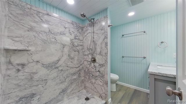 715 Lakeside Drive, Waterford, MI 48328