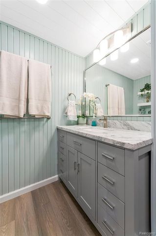 715 Lakeside Drive, Waterford, MI 48328