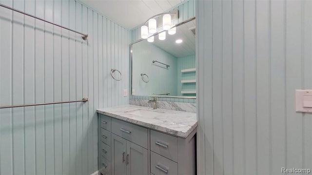715 Lakeside Drive, Waterford, MI 48328