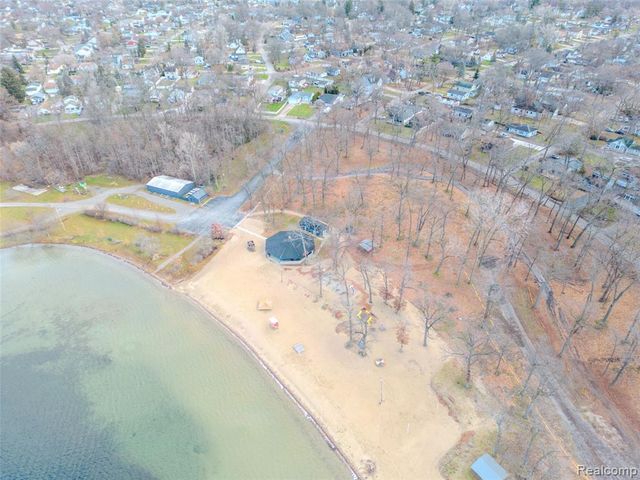 715 Lakeside Drive, Waterford, MI 48328