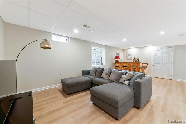 715 Lakeside Drive, Waterford, MI 48328