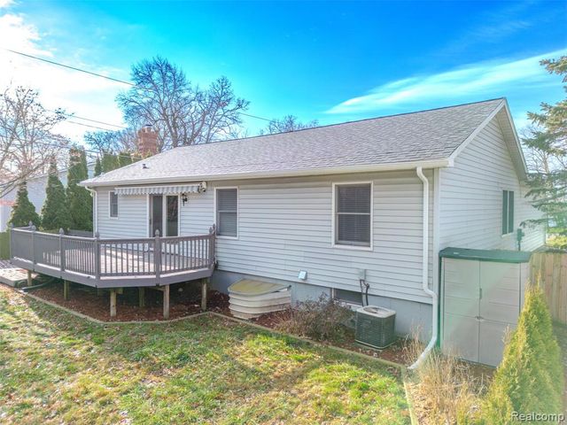 715 Lakeside Drive, Waterford, MI 48328