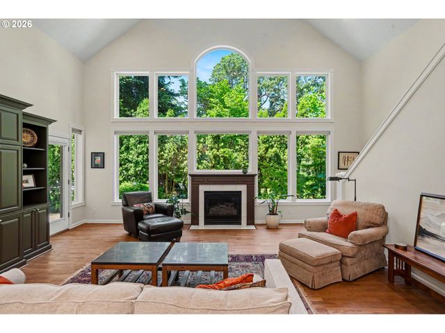 471 EDGEWOOD Dr, Silverton, OR 97381