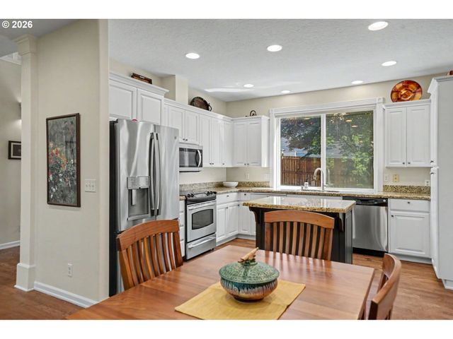 471 EDGEWOOD Dr, Silverton, OR 97381