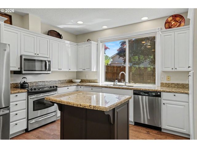 471 EDGEWOOD Dr, Silverton, OR 97381