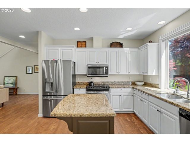 471 EDGEWOOD Dr, Silverton, OR 97381