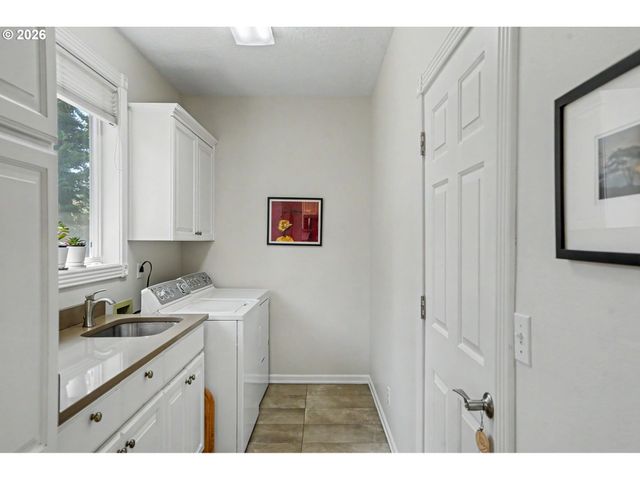 471 EDGEWOOD Dr, Silverton, OR 97381