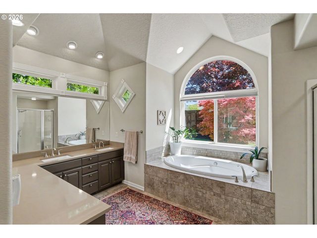 471 EDGEWOOD Dr, Silverton, OR 97381