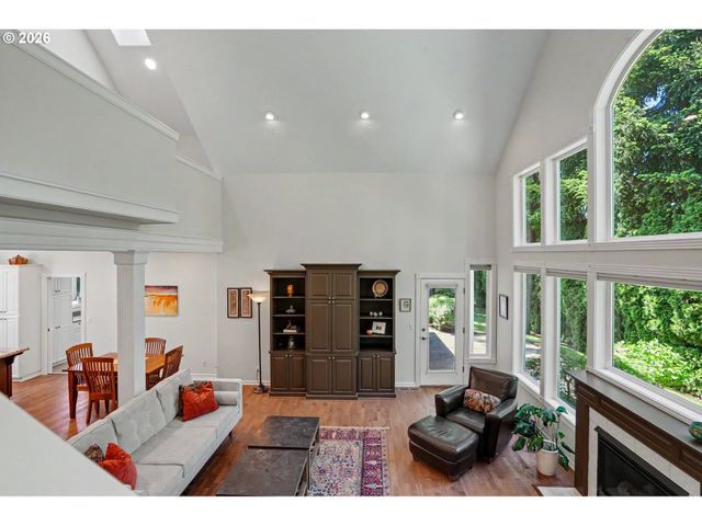 471 EDGEWOOD Dr, Silverton, OR 97381