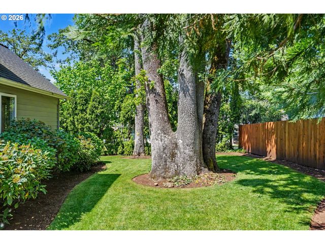 471 EDGEWOOD Dr, Silverton, OR 97381
