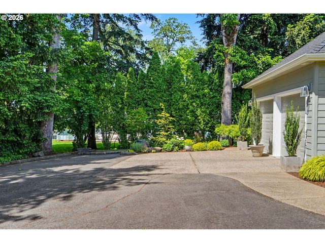 471 EDGEWOOD Dr, Silverton, OR 97381