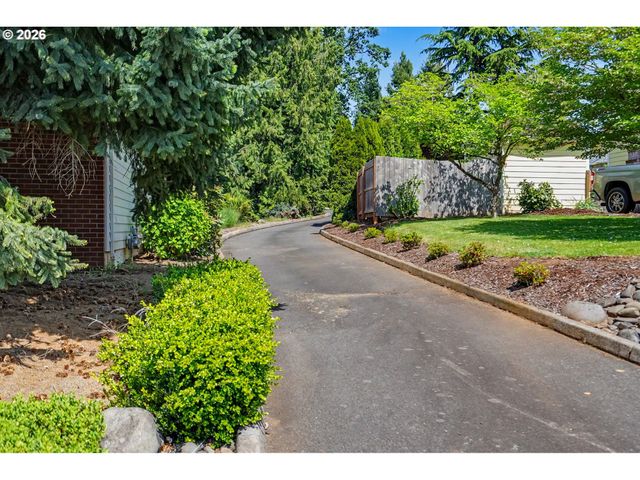 471 EDGEWOOD Dr, Silverton, OR 97381