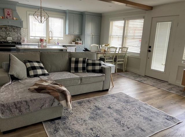 286 Beachview Street B, Copiague, NY 11726