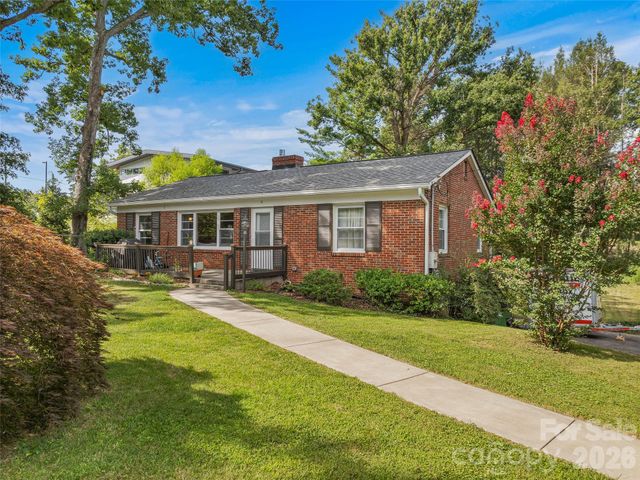 15 Lynnstone Court, Asheville, NC 28805
