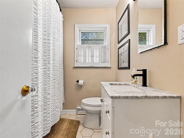 15 Lynnstone Court, Asheville, NC 28805