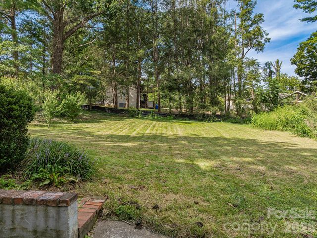 15 Lynnstone Court, Asheville, NC 28805