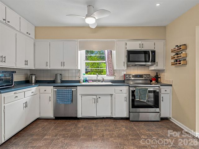 15 Lynnstone Court, Asheville, NC 28805