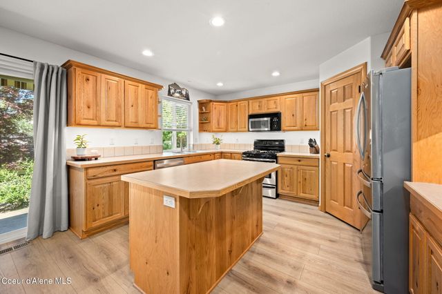 11393 N Rocking R RD, Hayden, ID 83835