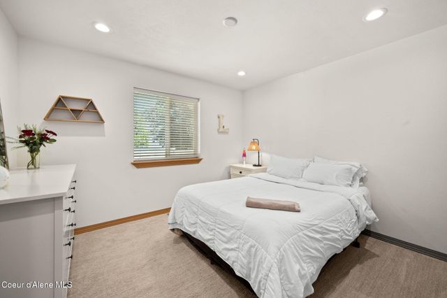11393 N Rocking R RD, Hayden, ID 83835