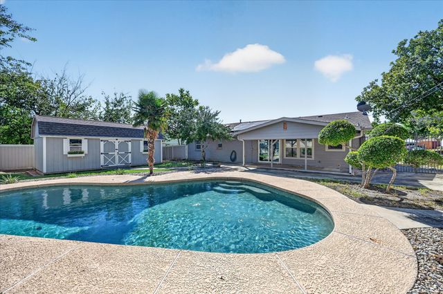 521 E Glendale Street, Crowley, TX 76036