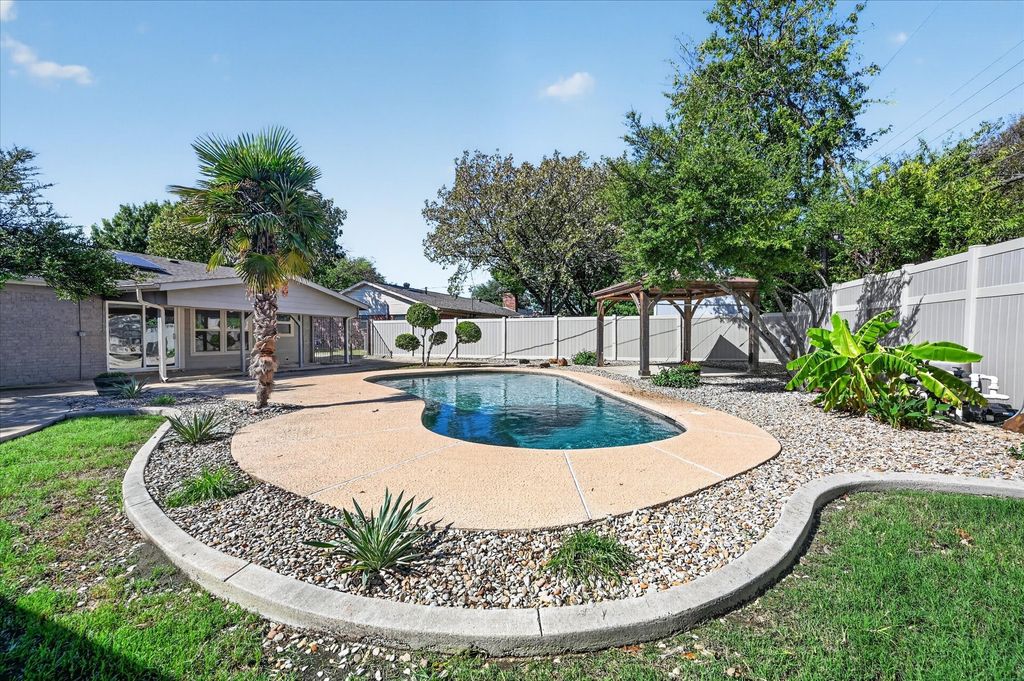521 E Glendale Street, Crowley, TX 76036