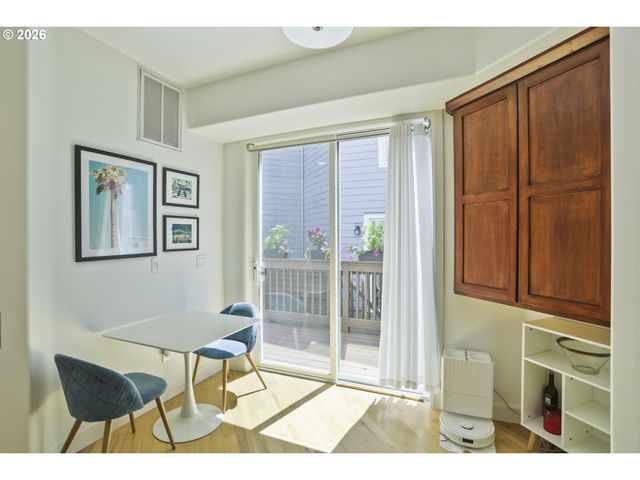 6910 N CHARLESTON Ave, Portland, OR 97203