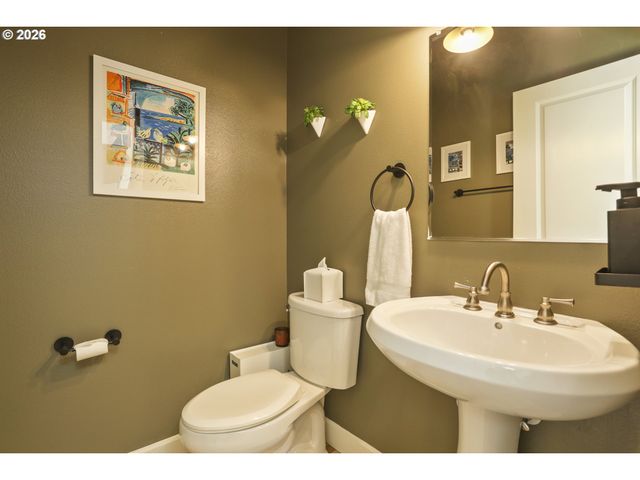 6910 N CHARLESTON Ave, Portland, OR 97203