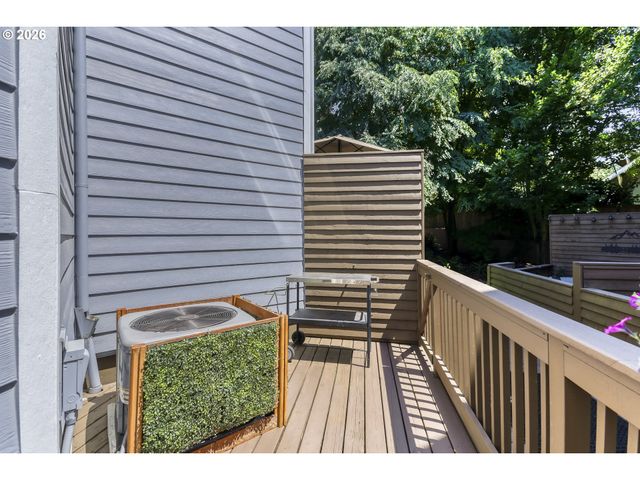 6910 N CHARLESTON Ave, Portland, OR 97203