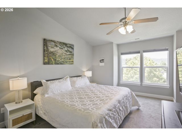 6910 N CHARLESTON Ave, Portland, OR 97203