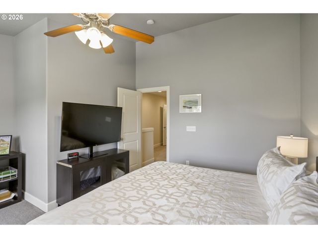 6910 N CHARLESTON Ave, Portland, OR 97203