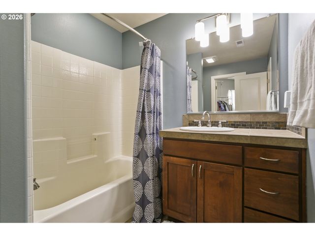 6910 N CHARLESTON Ave, Portland, OR 97203