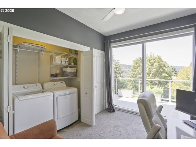 6910 N CHARLESTON Ave, Portland, OR 97203