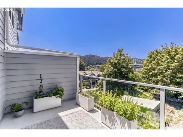 6910 N CHARLESTON Ave, Portland, OR 97203