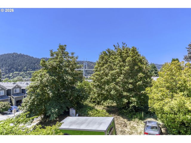 6910 N CHARLESTON Ave, Portland, OR 97203